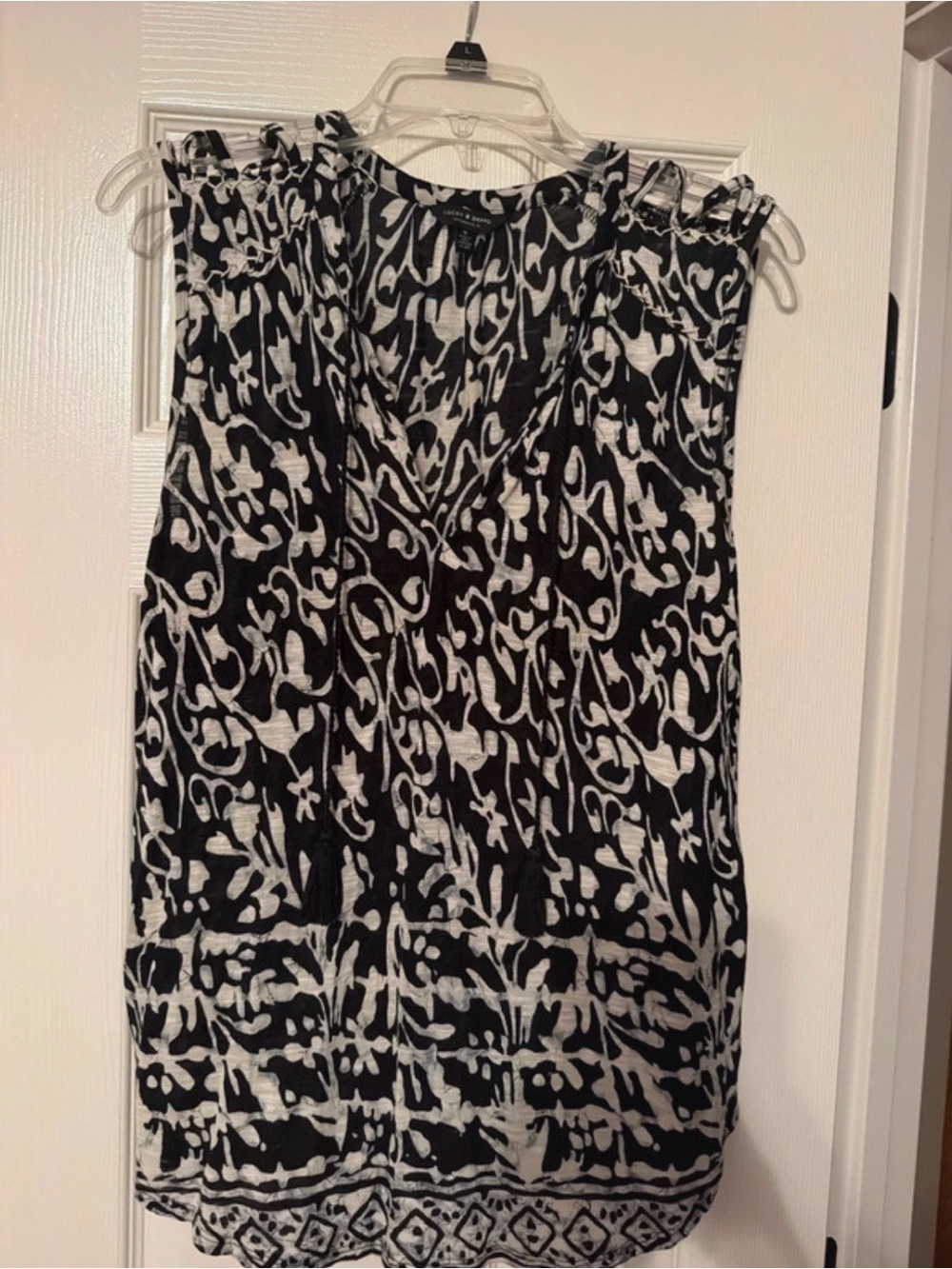 Lucky Brand Sleeveless Black and beige Printed V-Neck Women's Top